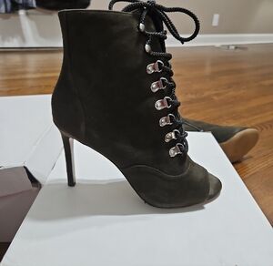 Chic Black Lace-Up Heeled Booties Oliven Green